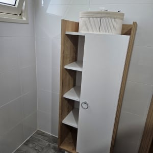 ארון עץ עם דלת פתוחה ומדפים פנימיים