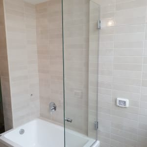 אמבטיה עם דלת זכוכית וברז כרום