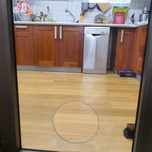 זכוכית עם חור עגול במרכז, ריצוף עץ