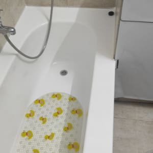 אמבטיה עם שטיחון גומי ברווזים צהובים