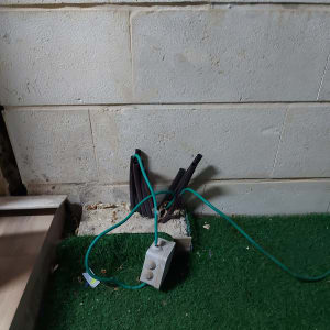 קופסת חיבורים חשמלית עם חוטים ירוקים