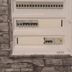 לוח חשמל עם מפסקים ומתגים