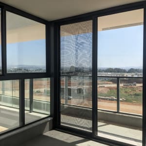 חלונות אלומיניום גדולים עם נוף חיצוני