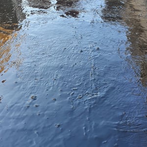 משטח אטום בזפת שחורה על גג