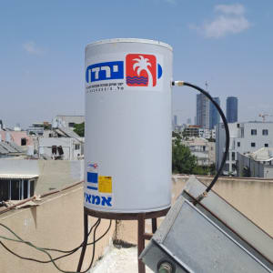 דוד שמש על גג עם צינורות וחיבורים