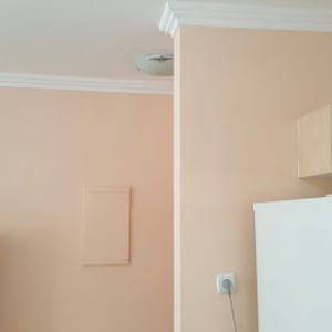 קיר צבוע בצבע בז