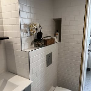 חיפוי קיר קרמיקה לבן בחדר אמבטיה