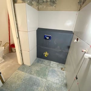 חדר עם אריחים מותקנים על הקירות והרצפה