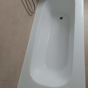 אמבטיה לבנה עם אריחים בצבע בז