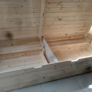 תיבת עץ פתוחה עם מכסה, עשויה לוחות עץ בהירים