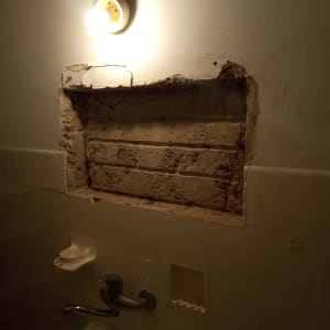 קיר עם חור לתיקון, מנורה דולקת