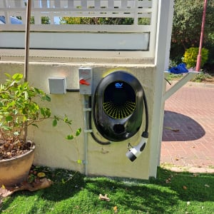 עמדת טעינה לרכב חשמלי מותקנת על קיר חיצוני