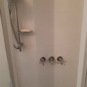 ברזי מקלחת עם ידית מתכת ומדף סבון