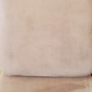 כתמים על ספת בד בהירה לפני ניקוי