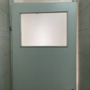 זכוכית חלבית בדלת עץ עם מסגרת מתכת