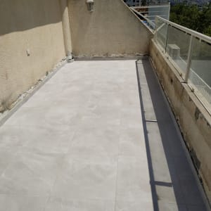 מרפסת עם אריחים חדשים, קירות עם סימני איטום