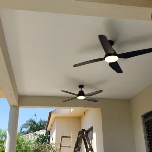 שני מאווררי תקרה מותקנים עם תאורה על מרפסת