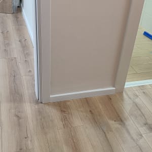 רצפת פרקט עץ בהירה במסדרון ובחדר אמבטיה