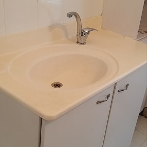 כיור נקי עם ברז על ארון לבן