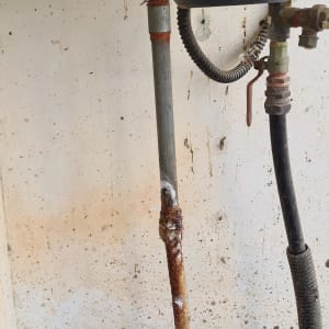 צינור חלוד עם חיבורים מתכתיים ודליפה