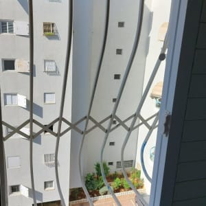 סורגי חלון מתכתיים עם דוגמת איקסים