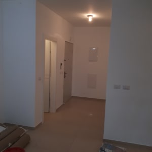 דלי צבע אדום, גלילי נייר, קירות צבועים בלבן