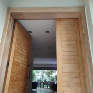 דלת עץ כפולה עם מסגרת עץ רחבה