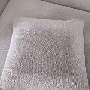 כרית על ספה עם כתם כהה במרכז