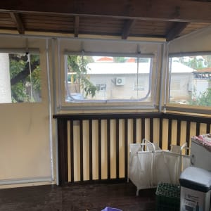 מרפסת עם סוככים שקופים למחצה על חלונות