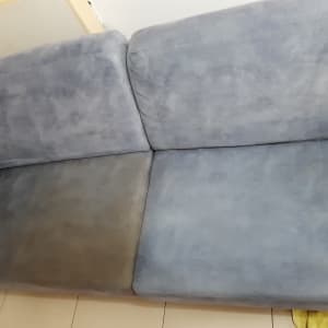 ספה כחולה עם כתם כהה על המושב