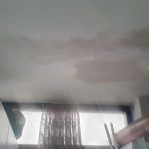 תקרה צבועה חלקית עם סימני צבע שונים