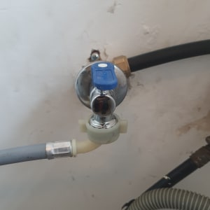 ברז מים עם צינור מחובר לקיר