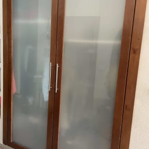 דלתות זכוכית חלבית עם מסגרת עץ וידיות מתכת