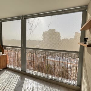 מרפסת עם סוככים שקופים ומוטות מתכת