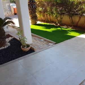 דשא סינתטי, עציץ, אבנים דקורטיביות בגינה