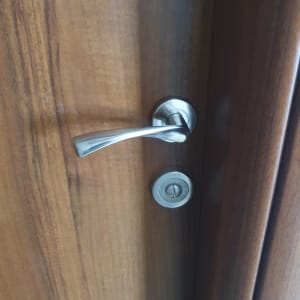 ידית ודלת עץ עם מנעול עגול