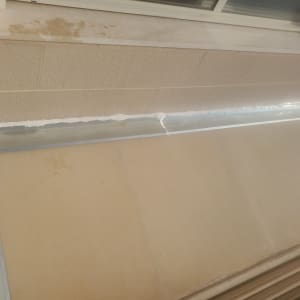 איטום עם חומר לבן על קיר וחלון