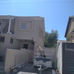 גג רעפים עם קורות עץ על עגלה