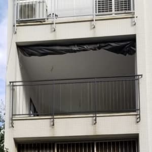 מעקה מתכת במרפסת עם מסגרת שחורה