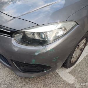 פגוש קדמי של רכב עם שריטות ונזק קל