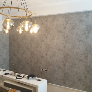 קיר עם טפט אפור במרקם אבן