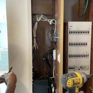 ארון תקשורת עם כבלים, כלי עבודה ומקדחה