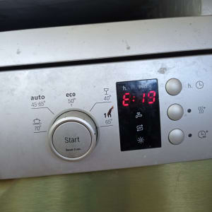 לוח בקרה של מדיח כלים עם כפתורים ותצוגה דיגיטלית