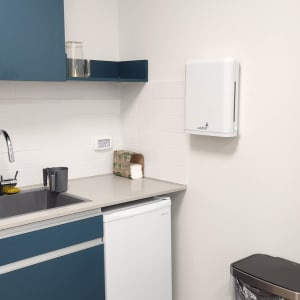 מטבחון עם כיור, ברז, ארון, מקרר ופח אשפה