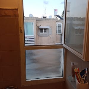 חלון זכוכית חצי פתוח עם זכוכית מטושטשת