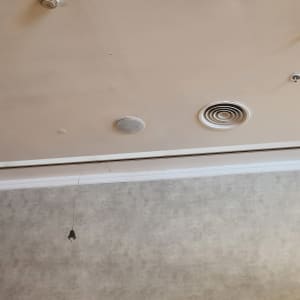 מצלמת אבטחה מותקנת על תקרה