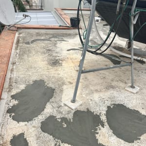 תיקוני איטום על גג עם חומר אפור