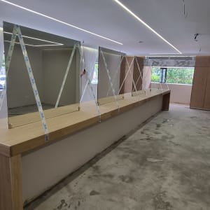 זכוכיות גדולות על דלפק עץ עם סרטי הדבקה