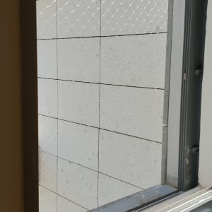 רשת מתכת מותקנת על חלון למניעת כניסת יונים