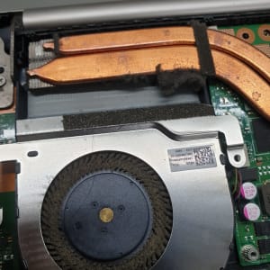 מאוורר מחשב עם אבק ומערכת קירור נחושת